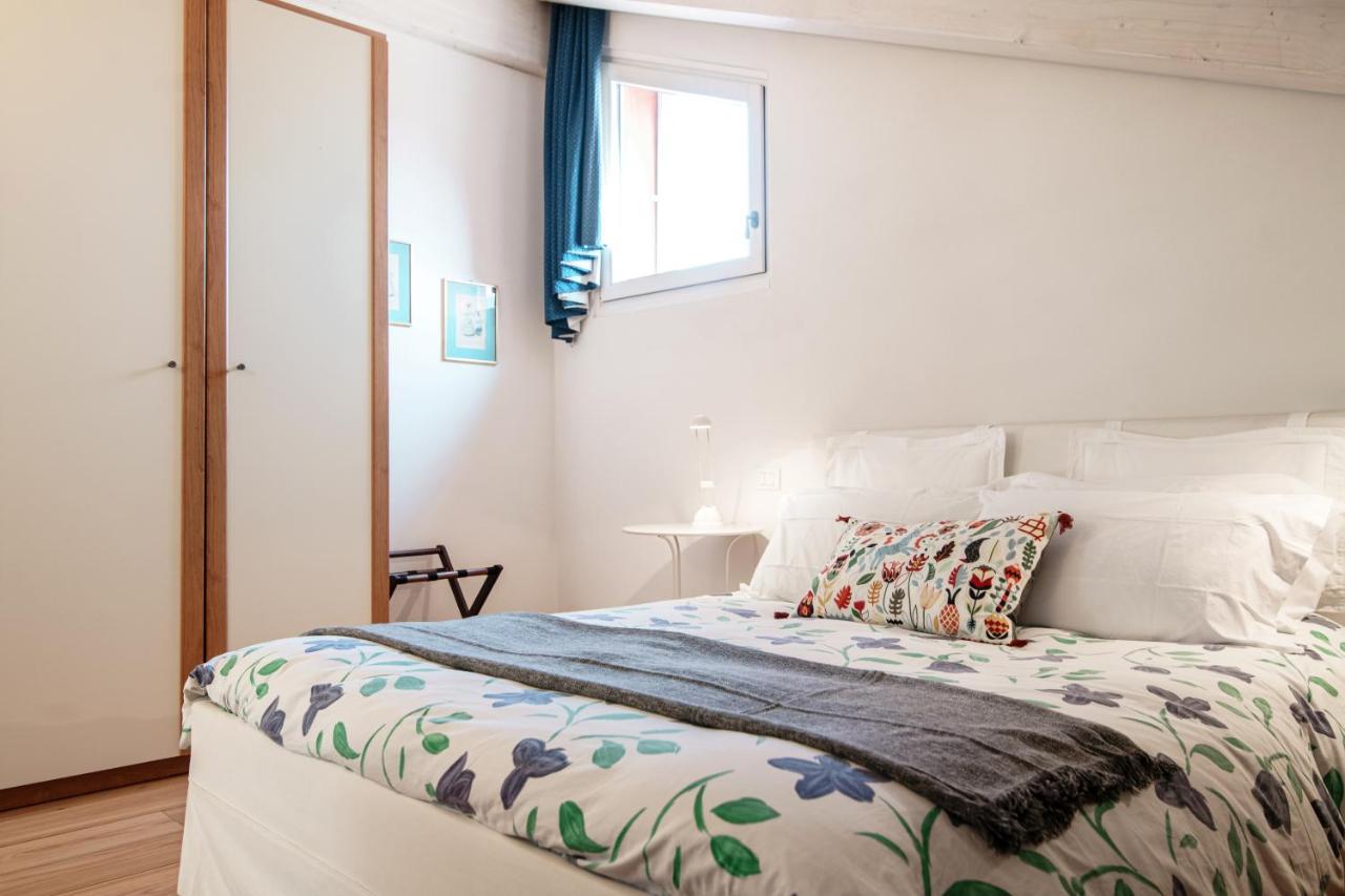 Castello Di Brusata Apartment By Quokka 360 - Romantic Flat With Pool เมนดริซิโอ ภายนอก รูปภาพ